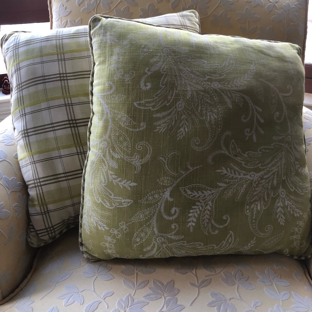 4 green/white coordinating throw pillows 2 designs